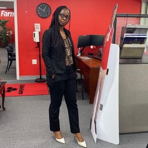 Meet your Posher, Emmanuelle